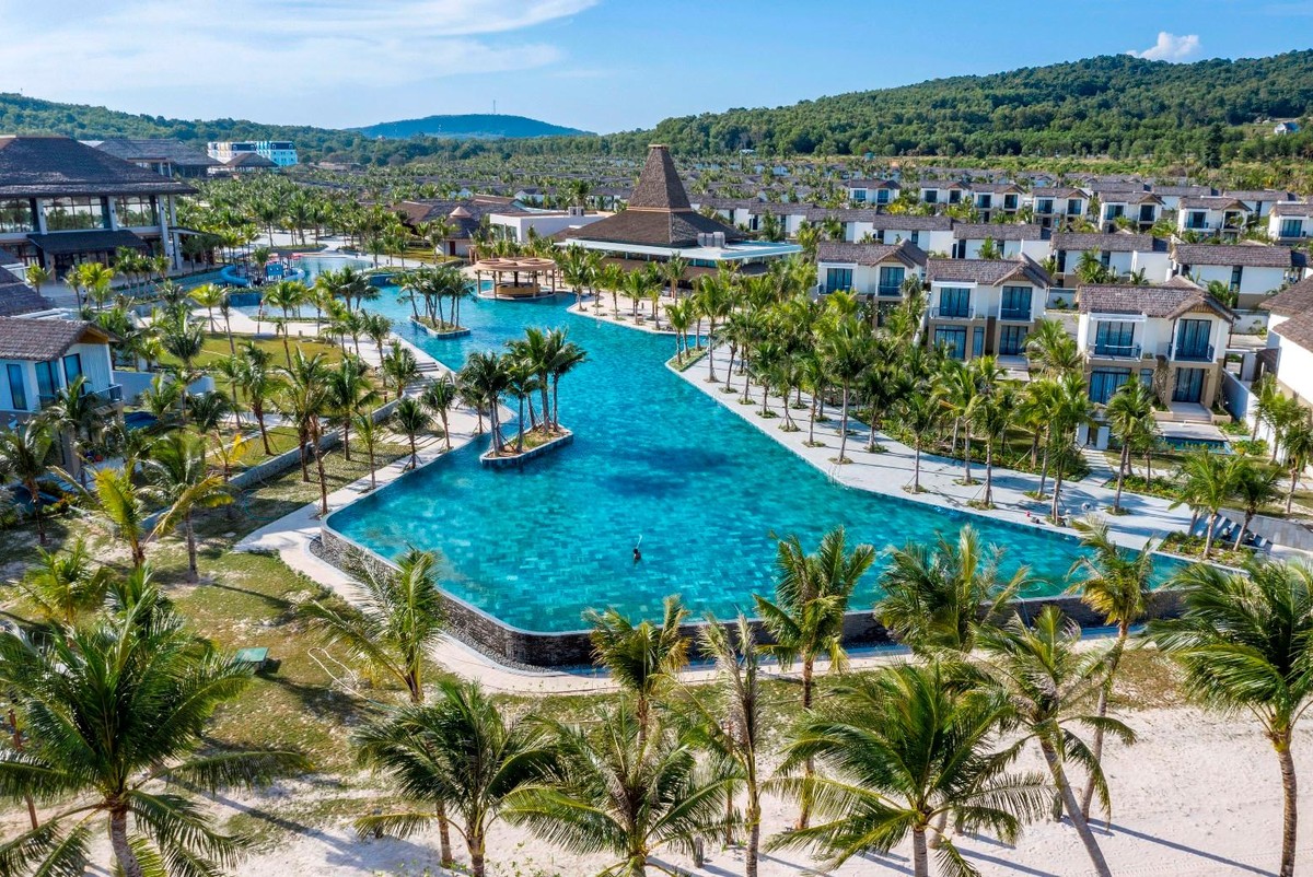 Khu nghỉ dưỡng 5 sao New World Phu Quoc Resort tọa lạc ngay bên Bãi Kem, Nam Phú Quốc.
