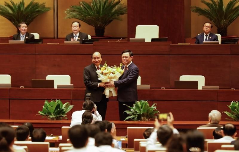 Chủ tịch Quốc hội Vương Đình Huệ gửi lời cảm ơn trân trọng và tặng hoa chúc mừng ông Nguyễn Xuân Phúc.