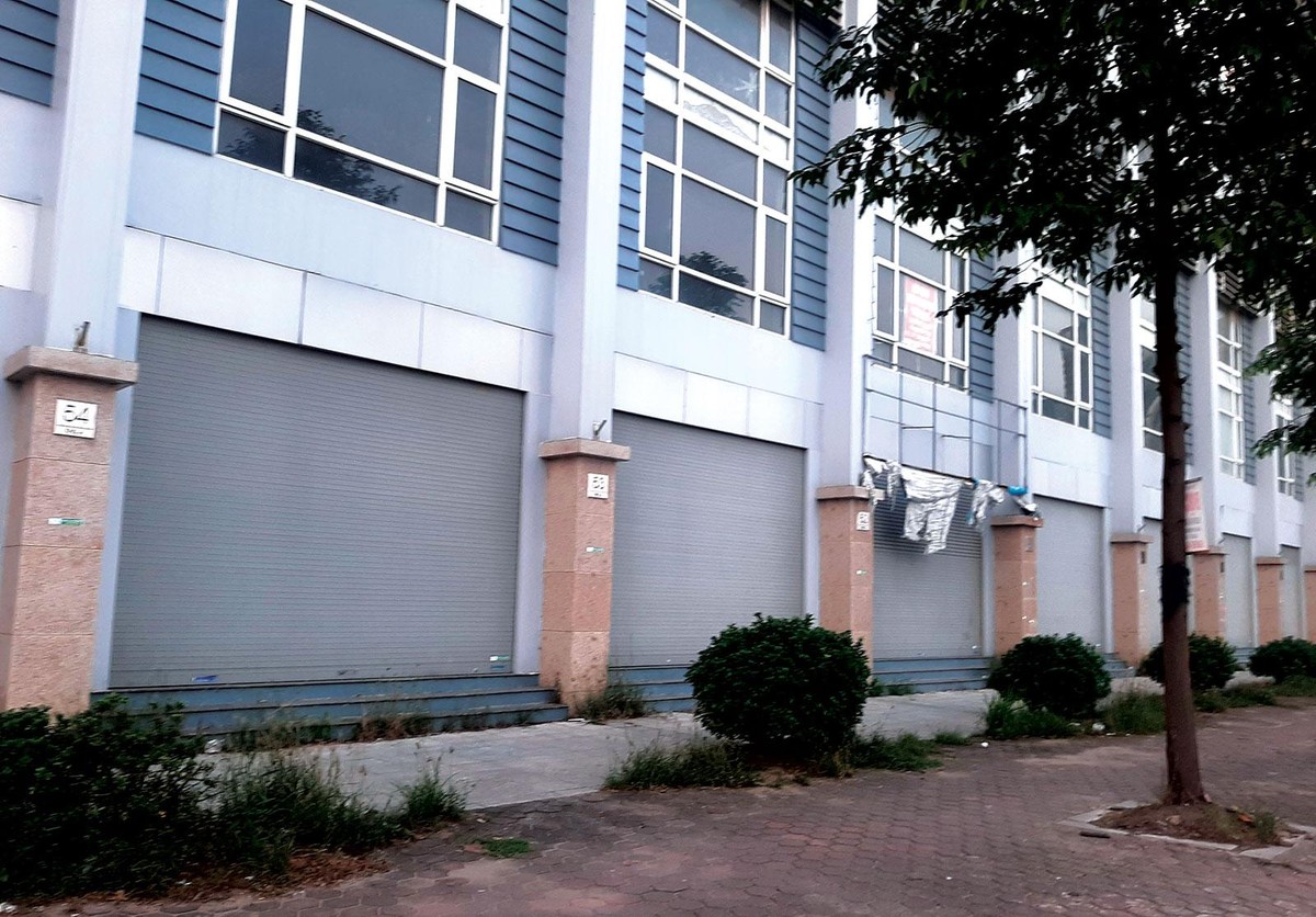 Một khu shophouse cửa đóng then cài.