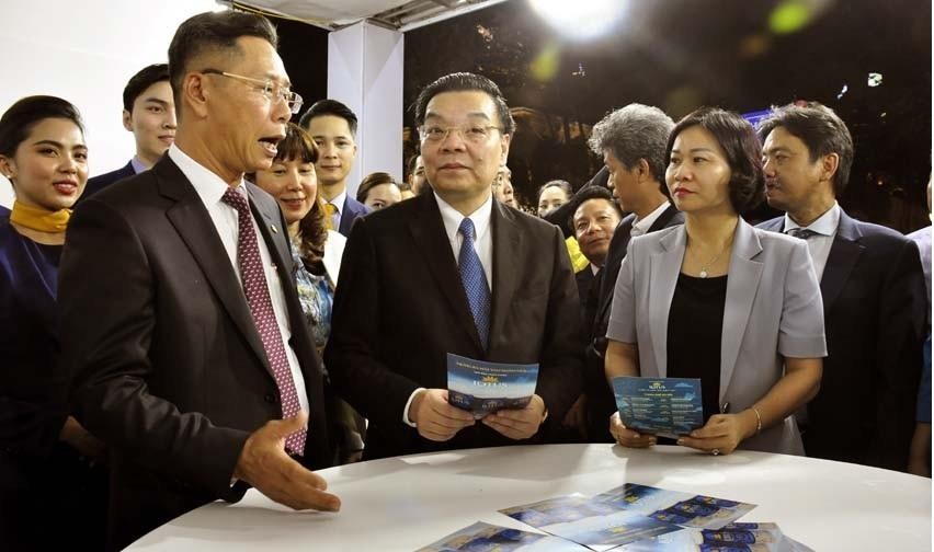 Các đại biểu tham quan các gian hàng. (Ảnh: Lê Nam)
