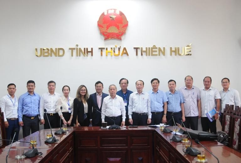 Ông Đặng Thành Tâm và đoàn công tác Kl994 game bài casino hấp dẫn Kl99ok phiên bản mới Sài gòn chụp ảnh lưu niệm cùng Chủ tịch UBND tỉnh Thừa Thiên Huế phan Ngọc Thọ và đại diện lãnh đạo các sở ngành.