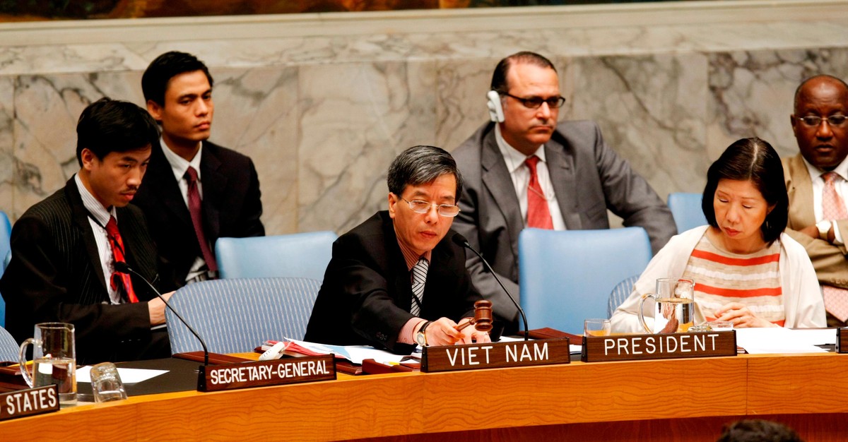 (Đại sứ Bùi Thế Giang chủ trì họp HĐBA ngày 25/7/2008 về Phái bộ LHQ tại Kosovo (UNMIK). Ảnh: nhân vật cung cấp)