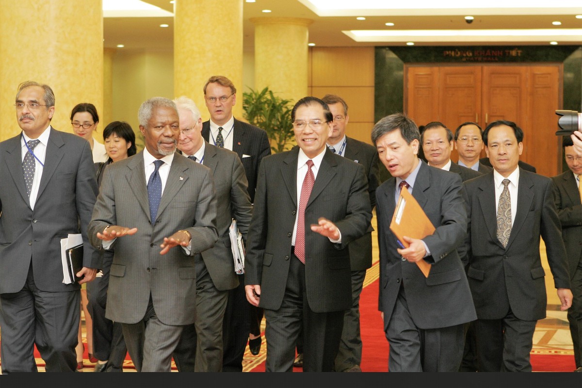 (Ngày 24/5/2006, tại Hà Nội, ông Bùi Thế Giang phiên dịch cho Tổng Bí thư Nông Đức Mạnh và Tổng thư ký Liên Hợp Quốc Kofi Annan. Ảnh: nhân vật cung cấp).