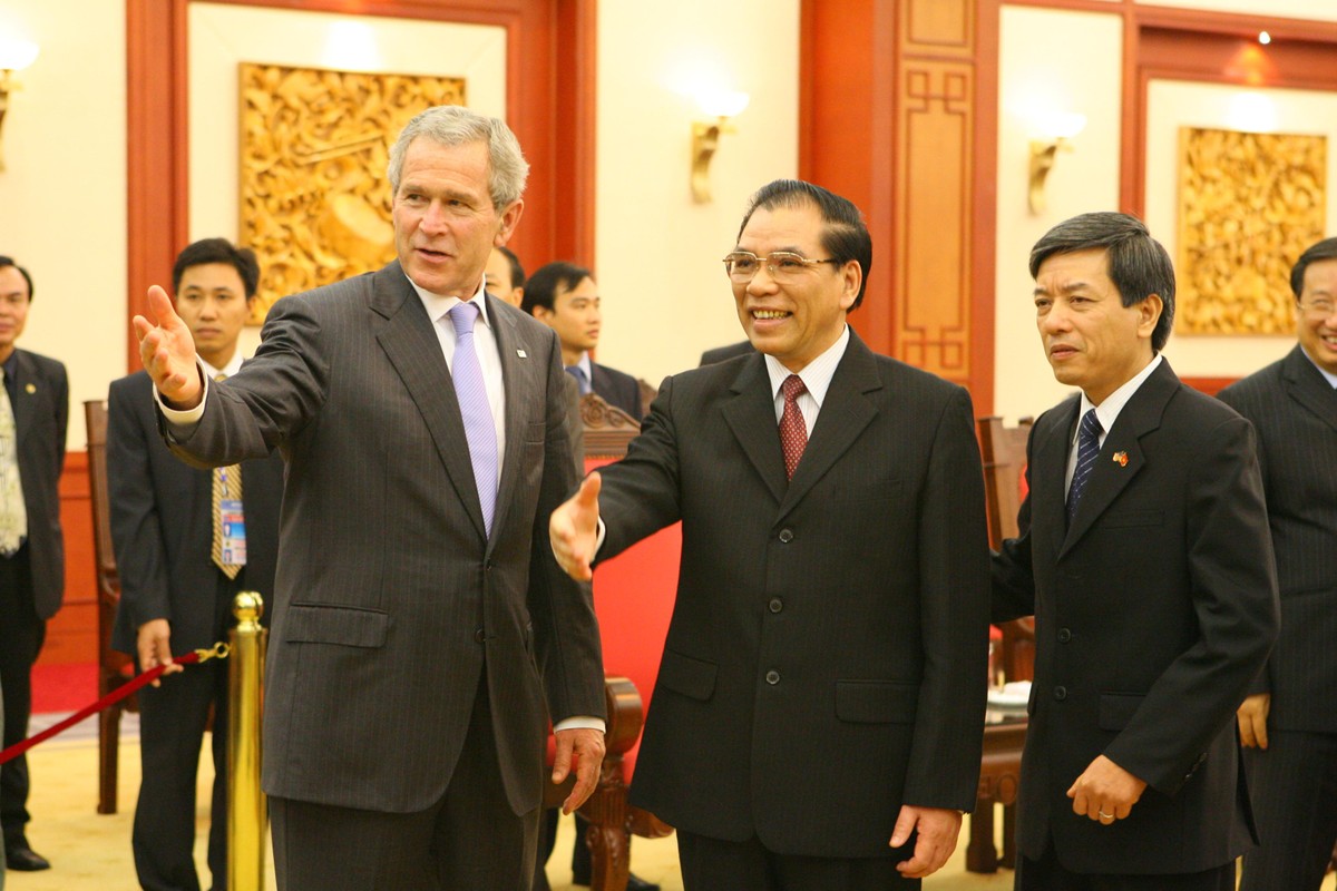 (Ngày 17/11/2006, ông Bùi Thế Giang phiên dịch cho Tổng Bí thư Nông Đức Mạnh và Tổng thống Mỹ George W. Bush, tại Hà Nội. Ảnh: nhân vật cung cấp)