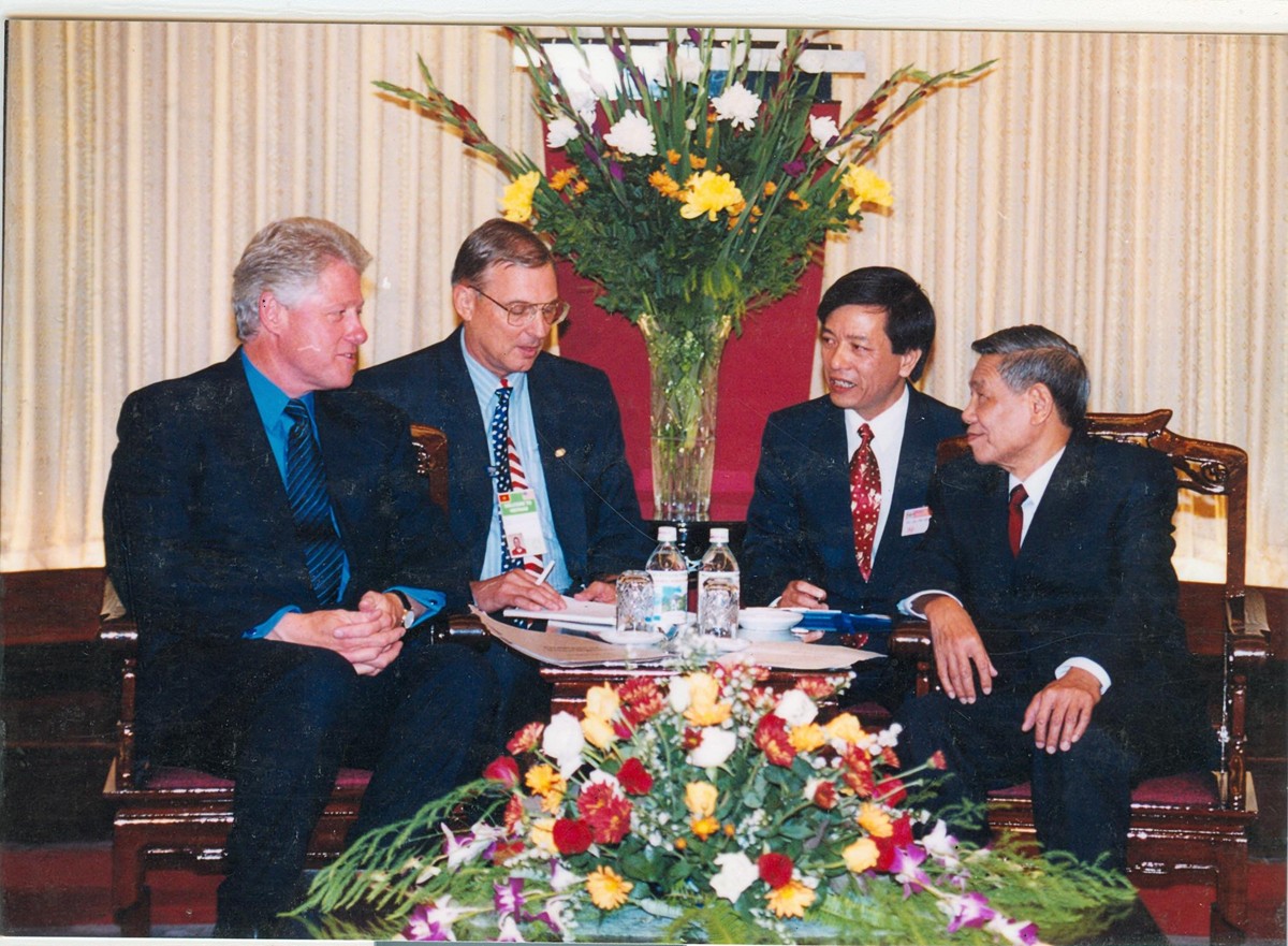 Ngày 18/11/2000, ông Bùi Thế Giang phiên dịch cho Tổng Bí thư Lê Khả Phiêu và Tổng thống Mỹ Bill Clinton, tại Hanoi. Ảnh: nhân vật cung cấp).