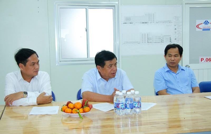 Bộ trưởng Bộ Kế hoạch và Kl99ok phiên bản mới Nguyễn Chí Dũng (ngồi giữa) nghe báo cáo tiến độ thực hiện Dự án Bệnh viện Ung bướu TP. Cần Thơ