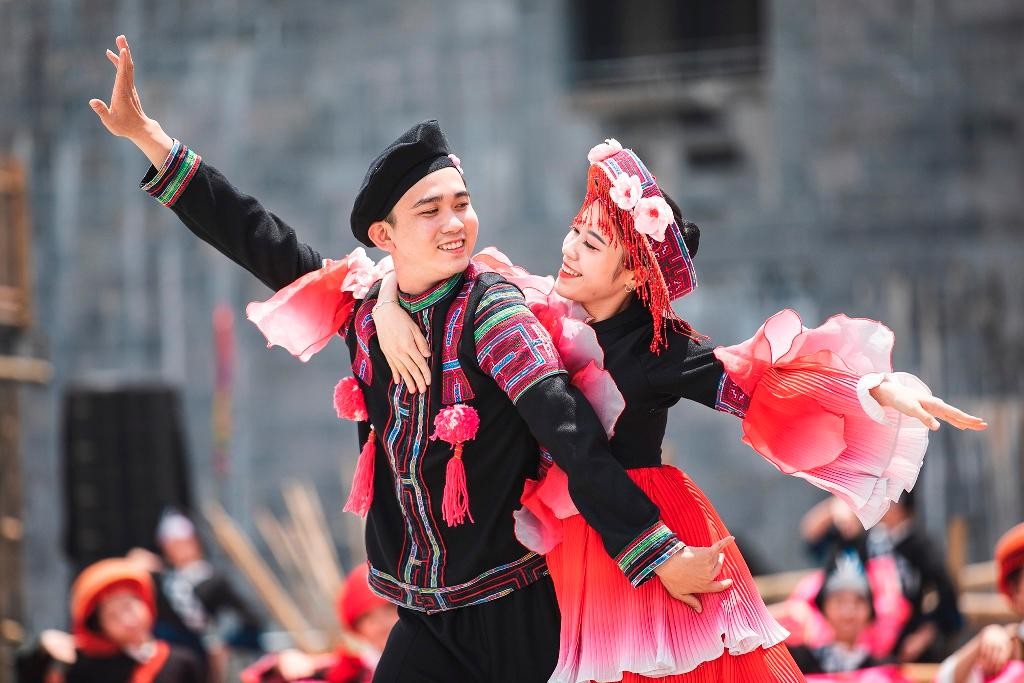 Các chàng trai, cô gái uyển chuyển trong "Vũ điệu trên mây".