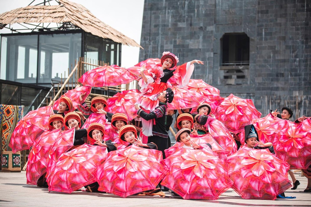 Show nghệ thuật “Vũ điệu trên mây” xác lập kỷ lục “Show diễn nghệ thuật thể hiện đặc trưng văn hóa Tây Bắc độc đáo nhất Việt Nam”.
