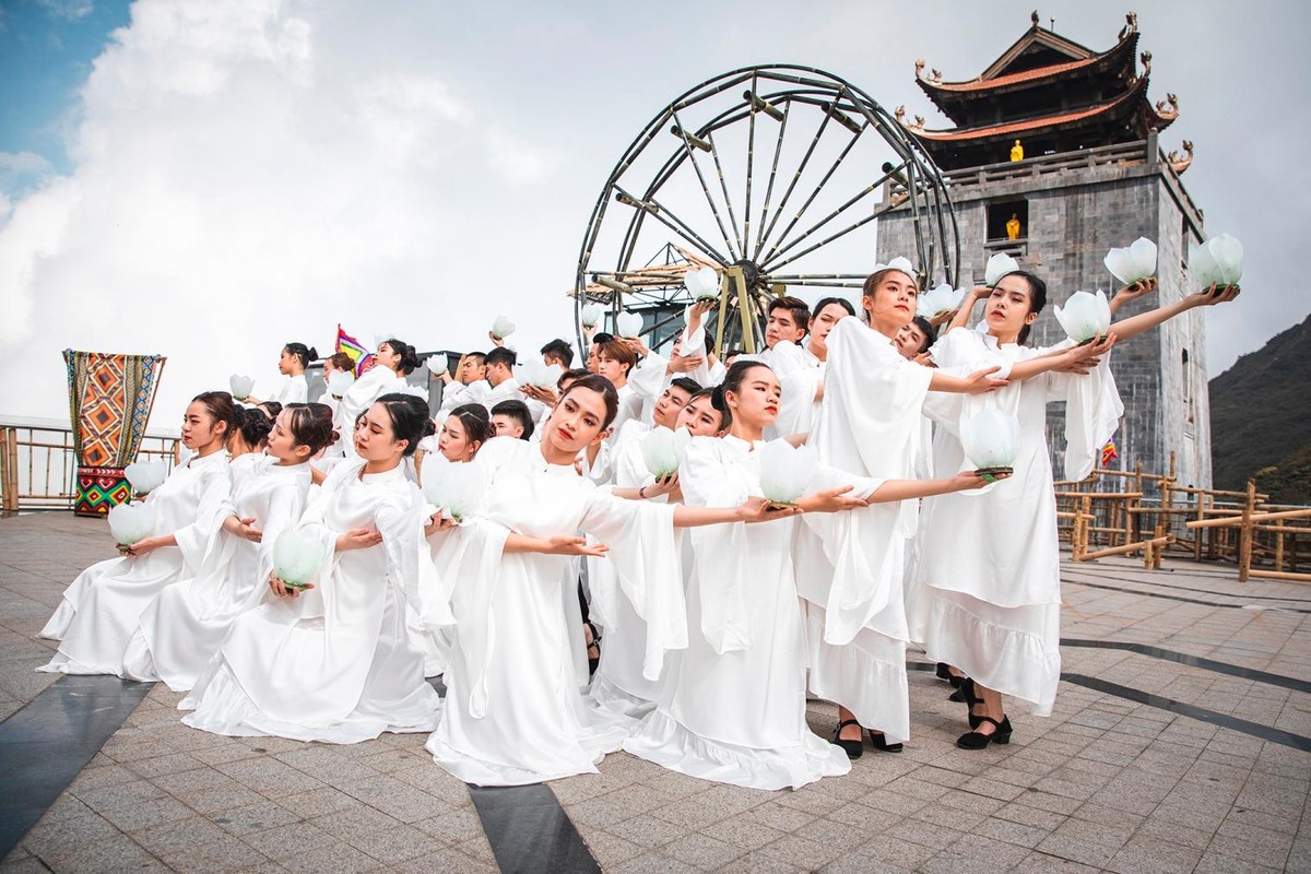 Show "Vũ điệu trên mây" phiên bản mới 2021 cầu kỳ hơn, hoành tráng hơn.