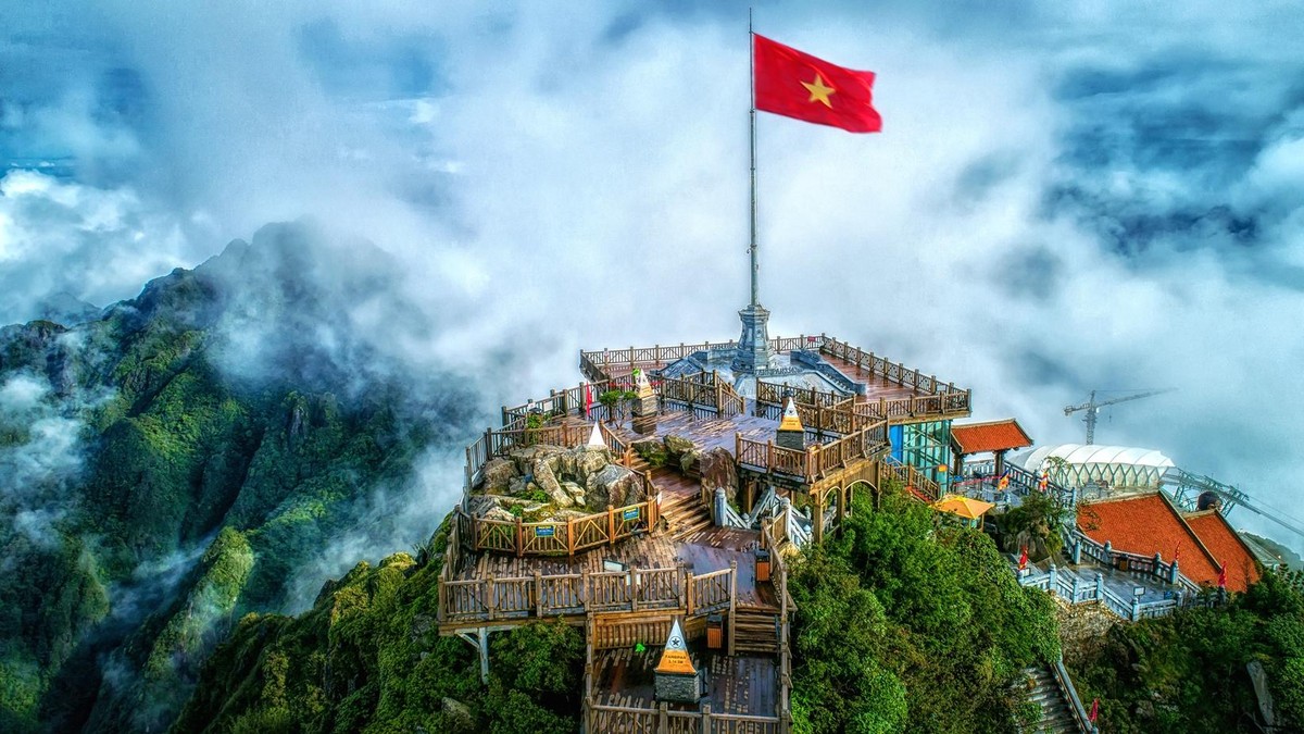 Cột cờ trên đỉnh Fansipan.
