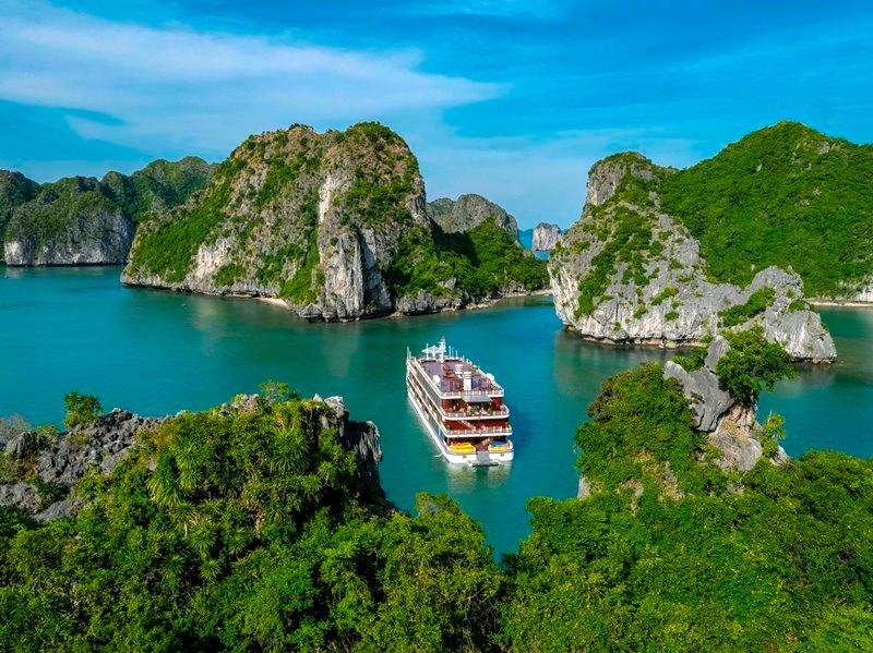 Huyện đảo Cát Hải may mắn được “mẹ thiên nhiên” ban tặng quần đảo Cát Bà với 366 hòn đảo lớn nhỏ và vườn Quốc gia Cát Bà với hệ sinh thái đa dạng. (Ảnh Heritage Bình Chuẩn)