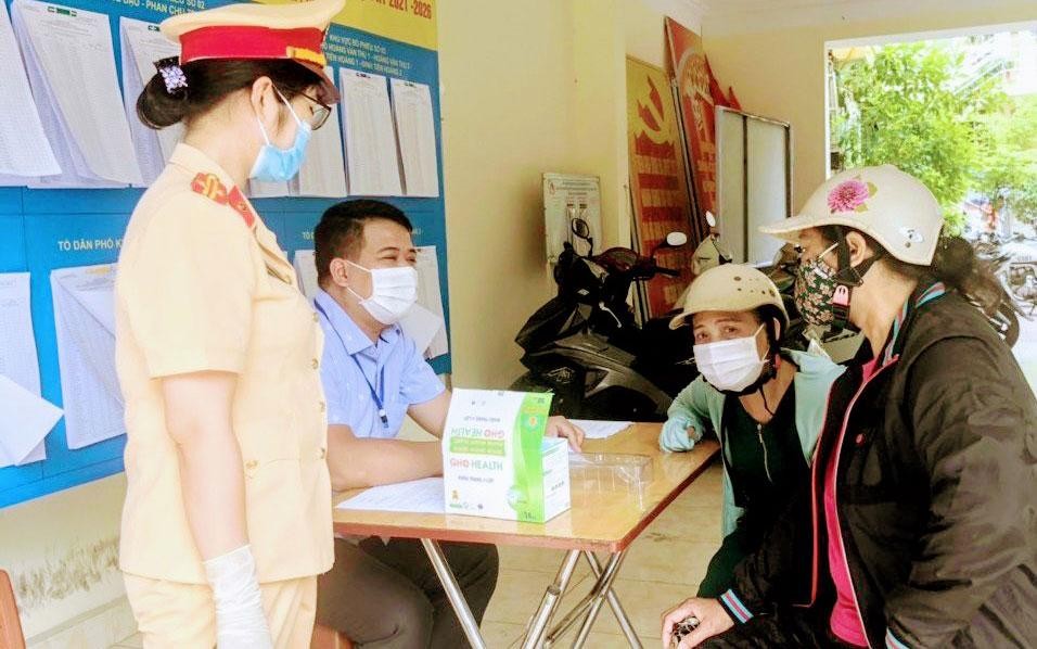 UBND phường Hoàng Văn Thụ, quận Hồng Bàng xử lý phạt trường hợp không đeo khẩu trang
