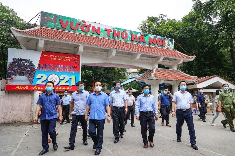 Phó Chủ tịch Chủ Xuân Dũng yêu cầu quận Ba Đình phải tăng cường kiểm tra xử lý vi phạm về phòng chống dịch; đảm bảo giãn cách.