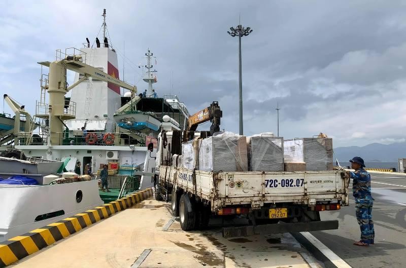 Tháng 4 năm 2021, Đoàn công tác TP Hà Nội đã tặng 6 máy lọc nước cho các đảo ở Trường Sa. (Ảnh: Nhân vật cung cấp)