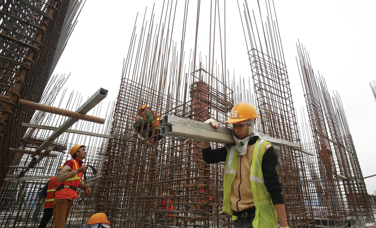 … khi giá sắt thép và các vật liệu xây dựng khác đã tăng vài chục phần trăm những tháng qua. Ảnh: Dũng Minh