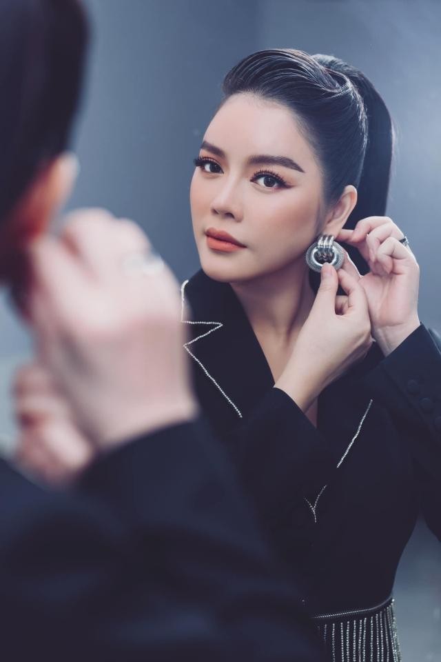 Lý Nhã Kỳ nhận được sự yêu thích từ công chúng bởi thần thái ấn tượng.