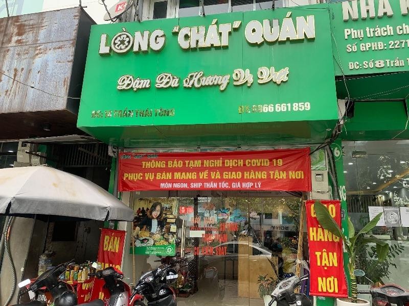 Một quán ăn nổi tiếng tại đường Trần Thái Tông chỉ phục vụ bán mang về. (Ảnh: Phương Linh)
