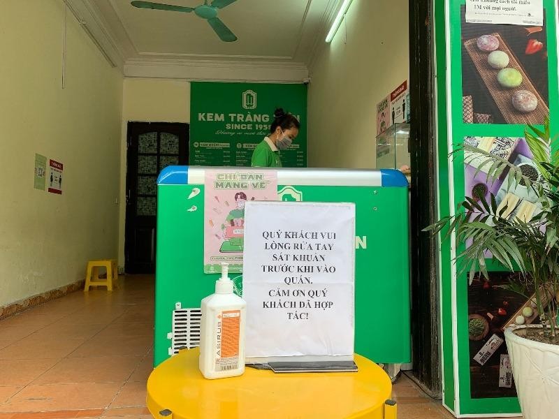 Mặc dù chỉ phục vụ bán mang về nhưng cửa hàng vẫn rất cẩn thận. (Ảnh: Phương Linh)