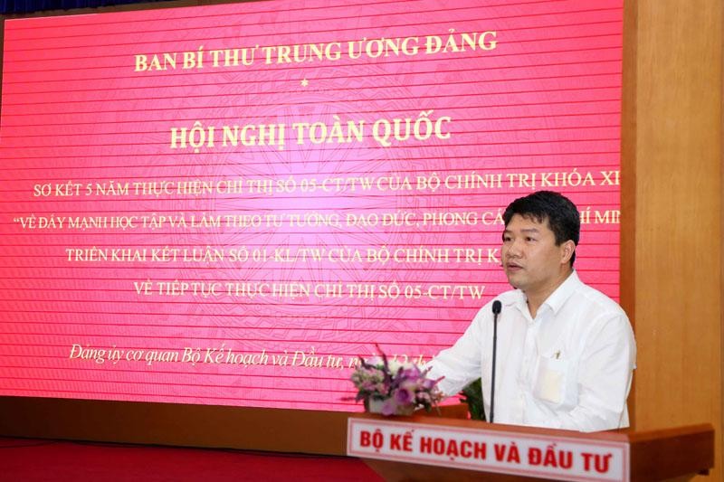Ông Mai Ngọc Bích, Vụ trưởng Vụ Tổ chức cán bộ Phó Bí thư Thường trực Đảng ủy phát biểu tại điểm cầu Bộ Kế hoạch và Kl99ok phiên bản mới (Ảnh: Minh Trang)