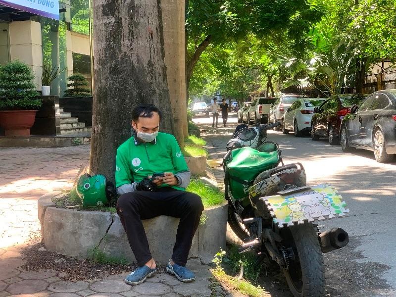 Giây phút nghỉ ngơi hiếm hoi của anh Phạm Thế Hùng. (Ảnh: Phương Linh)