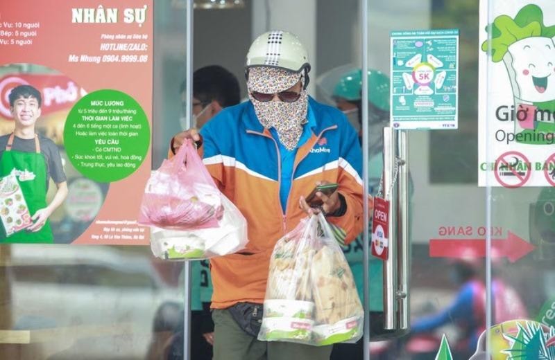 Dưới cái nắng cháy da cháy thịt, shipper vẫn miệt mài làm việc. Họ thường bịt kín mặt, chụp thêm khăn, mũ để chống nắng nóng (Ảnh: Phương Linh)