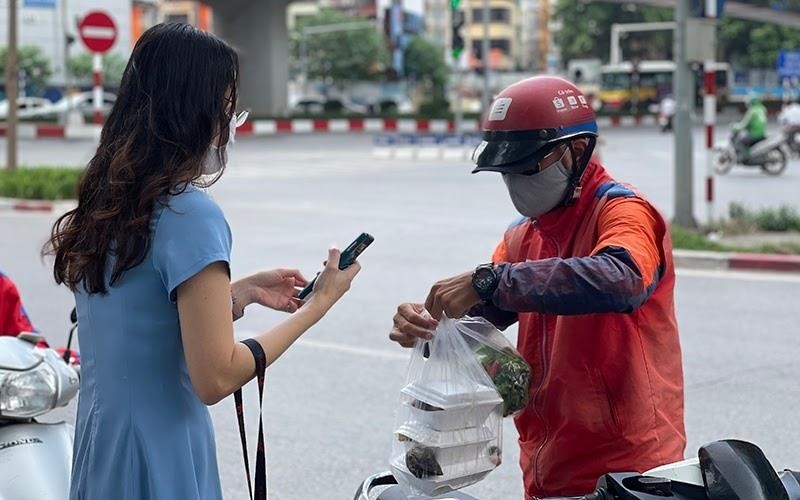 Đơn hàng đến tay khách. (Ảnh: Phương Linh)