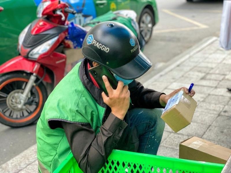 Anh Trương Phương- nhân viên giao hàng của giao hàng tiết kiệm. (Ảnh: Phương Linh)