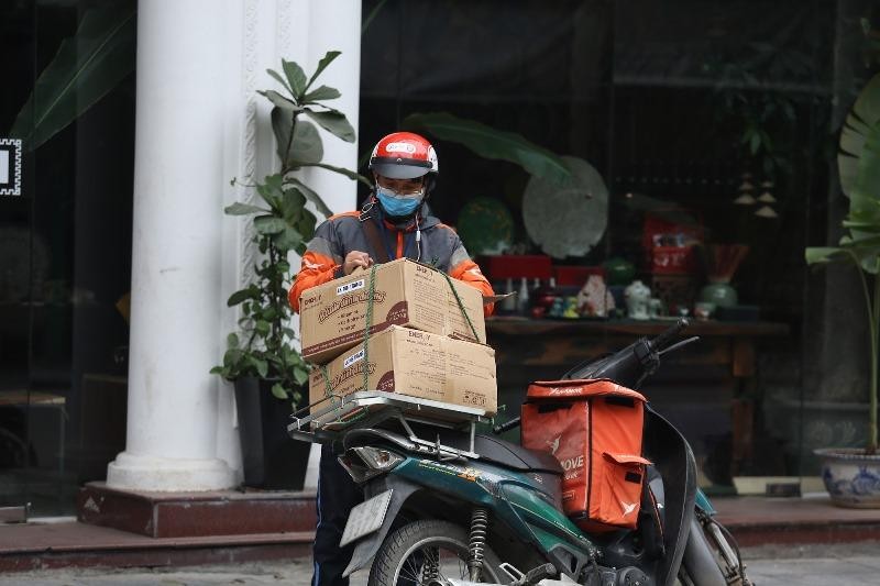 Anh Đỗ Mạnh Hải- nhân viên giao hàng của hãng Alamove. (Ảnh: Phương Linh)