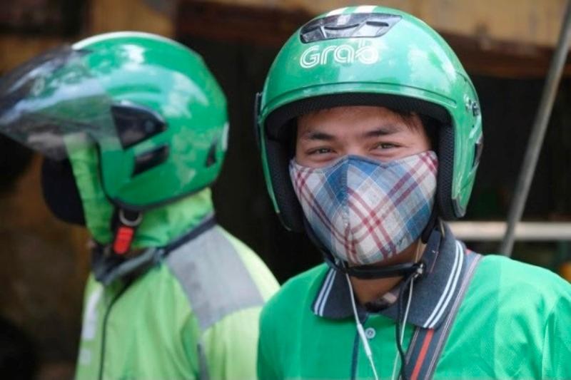 Nghề shipper dù vất vả nhưng ánh mắt của họ vẫn toát lên sự vui vẻ, hạnh phúc. (Ảnh: Phương Linh)