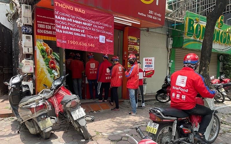 Shipper xếp hàng chờ lấy đơn hàng giao cho khách. (Ảnh: Phương Linh)