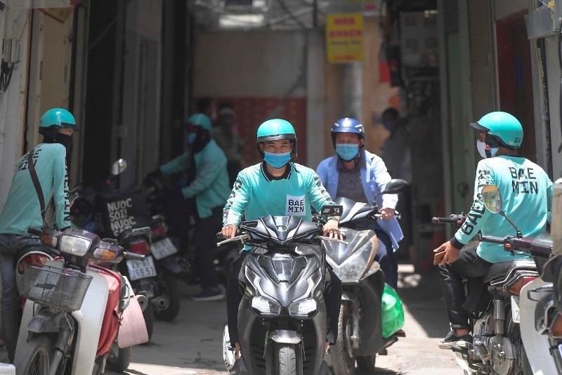 Do dịch Covid và yêu cầu đóng cửa hàng quán, chỉ được bán mang về nên đơn hàng online tăng mạnh, shipper làm không hết việc. (Ảnh: Phương Linh)