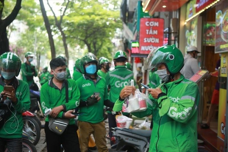 Check lại đơn hàng trước khi giao. (Ảnh: Phương Linh)
