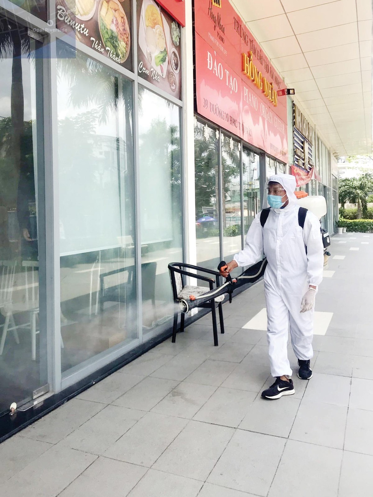 Phòng chống dịch đang là nhiệm vụ quan trọng của các ban quản lý chung cư. Ảnh: Lê Toàn