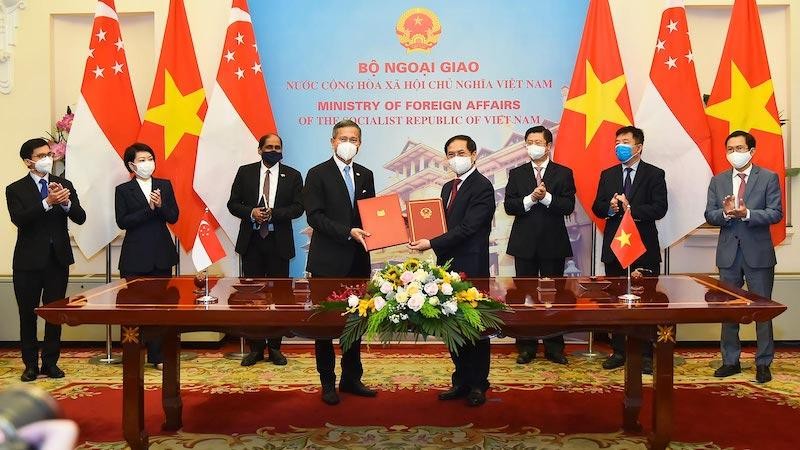 Hai Bộ trưởng khẳng định vai trò quan trọng của hai Bộ Ngoại giao trong kết nối và thúc đẩy hợp tác giữa hai nước trên các lĩnh vực, góp phần đưa quan hệ Đối tác chiến lược Việt Nam - Singapore ngày càng sâu sắc, thực chất, tin cậy