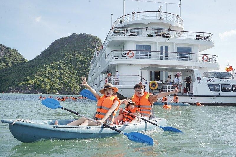 Quảng Ninh miễn phí vé tham quan vịnh Hạ Long từ nay đến hết năm để kích cầu du lịch. Trong ảnh: Du khách tham quan vịnh Hạ Long trên du thuyền Paradise Elegance và trải nghiệm kayak.