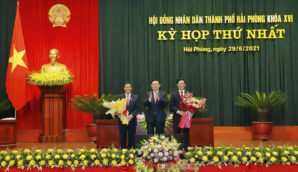 Chủ tịch Quốc hội Vương Đình Huệ tặng hoa chúc mừng ông Phạm Văn Lập (bên phải) trúng cử chức danh Chủ tịch HĐND thành phố Hải Phòng và ông Nguyễn Văn Tùng (bên trái) tái đắc cử chức danh Chủ tịch UBND thành phố Hải Phòng.
