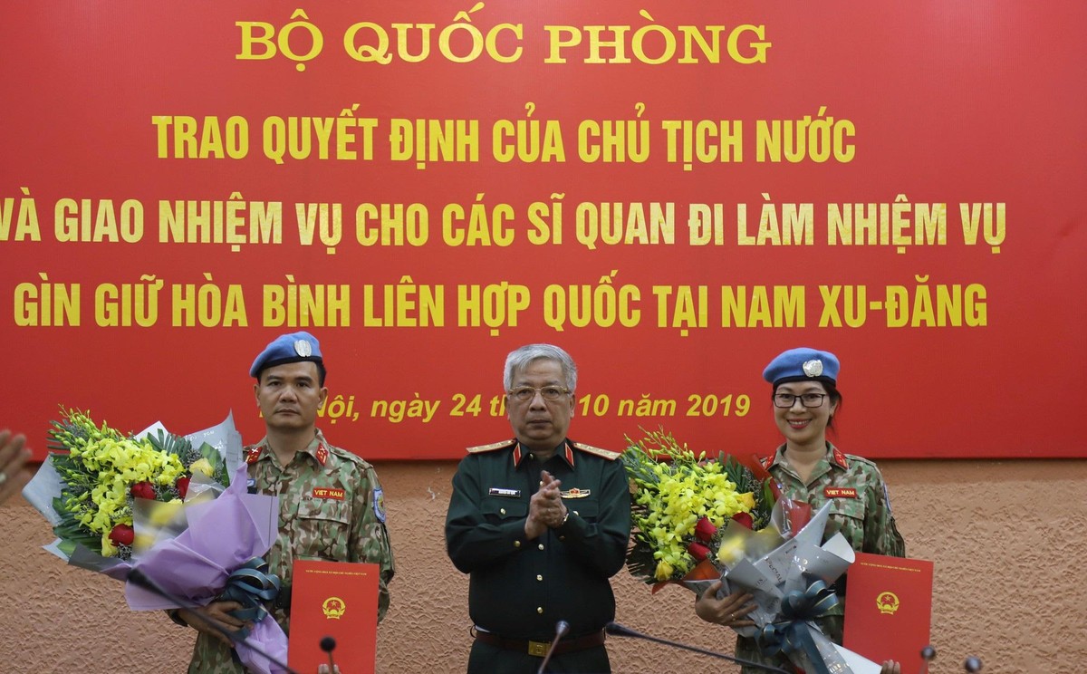 Thượng tướng Nguyễn Chí Vịnh, Thứ trưởng Bộ Quốc phòng trao quyết định lên đường làm Quan sát viên quân sự tại Phái bộ Nam Sudan cho Thượng tá Lê Ngọc Sơn và Thiếu tá Nguyễn Thị Minh Phương, ngày 24/10/2020.