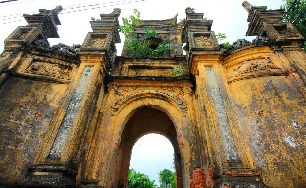 Cổng làng Cựu đã khiến nhiều chuyên gia đáng kính phải thốt lên rằng đó là cổng làng đẹp nhất Việt Nam. Các nhà nghiên cứu cho rằng, cổng làng Cựu cổ mà không hẳn cổ, hiện đại mà không hẳn hiện đại. Nó giống như một cổng trường thành không phải để ngăn mà để hút người ta vào bên trong.