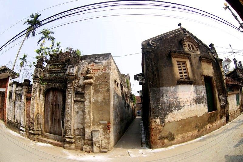 Tất cả những ngôi nhà ở đây cứ nửa ta nửa tây, nửa tráng lệ nửa bình dân, nửa hào hoa phố xá nửa bình dân thôn quê.