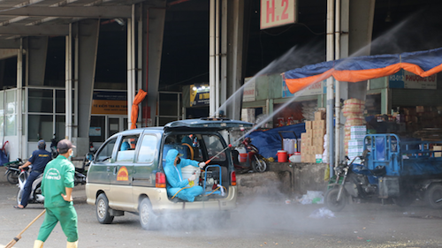 Đoàn Binh chủng hóa học phun tiêu độc khử trùng toàn Chợ đầu mối Bình Điền.