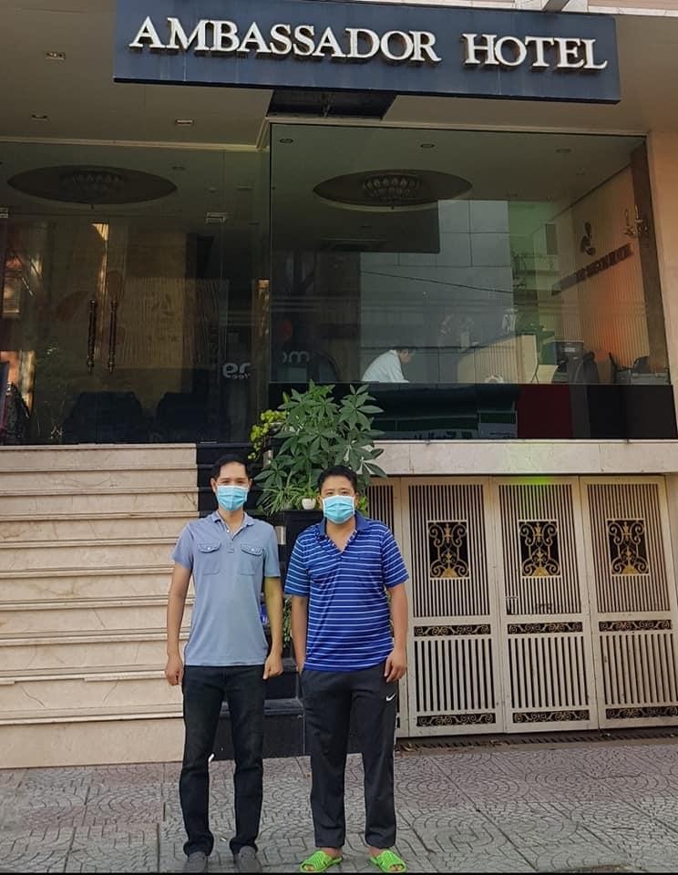 Ông Nguyễn Tuấn Khởi (bên phải) và ông Đinh Huy trước khách sạn Ambassador (Nguồn: NVCC).