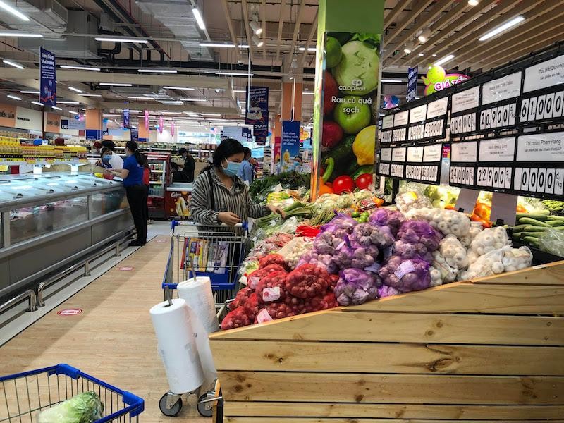 Song song với công tác phòng, chống dịch, việc đảm bảo đầy đủ thực phẩm thiết yếu cho người dân luôn được đặt lên hàng đầu (Ảnh minh hoạ: Saigon Co.op). Song song với công tác phòng, chống dịch, việc đảm bảo đầy đủ thực phẩm thiết yếu cho người dân luôn được đặt lên hàng đầu (Ảnh minh hoạ: Saigon Co.op).