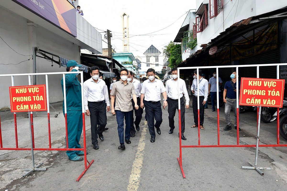 Sáng nay, Phó Thủ tướng Vũ Đức Đam trực tiếp vào TP.HCM kiểm tra công tác phòng chống dịch tại siêu thị, bệnh viện dã chiến, khu phong tỏa,...(Nguồn: VGP).