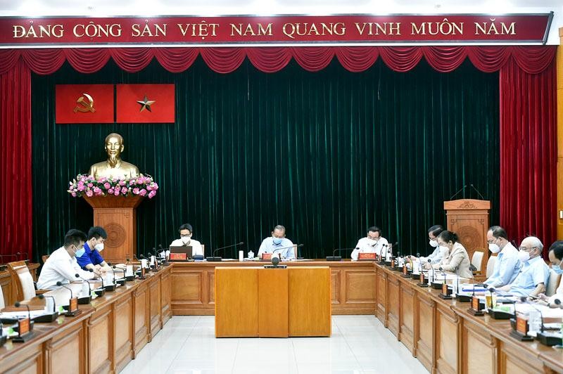 Phó Thủ tướng Thường trực Trương Hòa Bình, Phó Thủ tướng Vũ Đức Đam, Bí thư Thành ủy TPHCM Nguyễn Văn Nên dự họp tại đầu cầu TPHCM. (Ảnh: Đình Nam)
