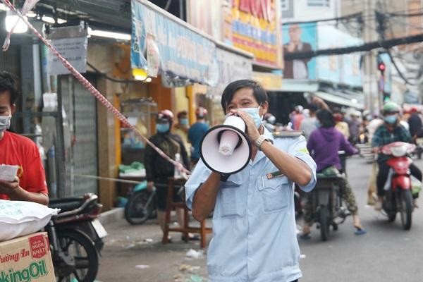 Lực lượng chức năng phải dùng loa để thông báo giải tán. (Ảnh: Lê Toàn)