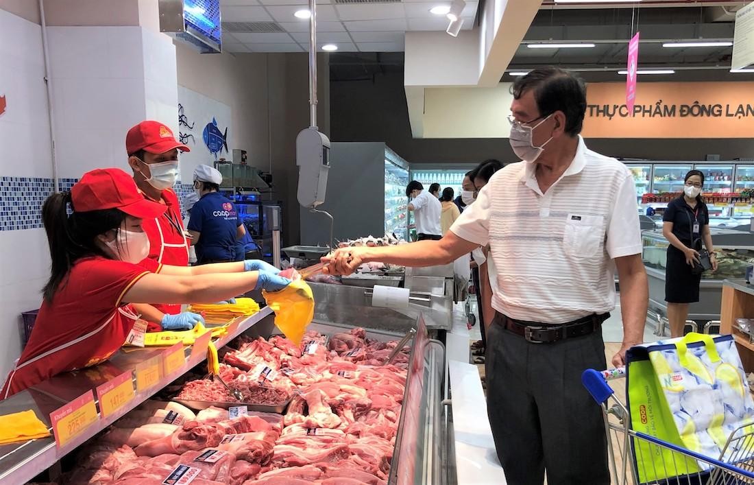 Số lượng nhân sự của Saigon Co.op tại TP.HCM chưa đến 10.000 người nhưng đang phục vụ ước tính cho 3- 5 triệu người dân Thành phố (Ảnh minh hoạ).