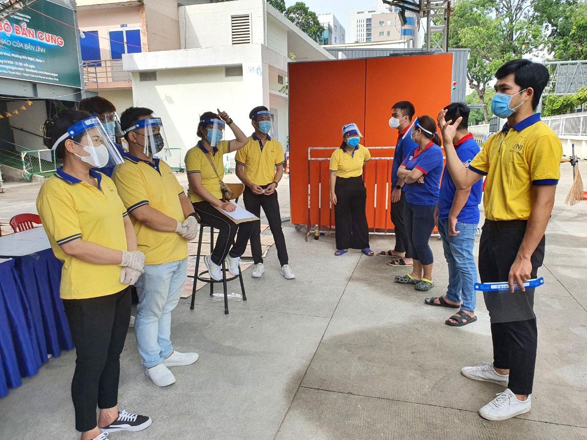 Bạn Hoàng Trọng Ngọc (phải) điều phố siêu thị mini 0 đồng tại Q1, phân giao nhiệm vụ sáng ngày 15/7.