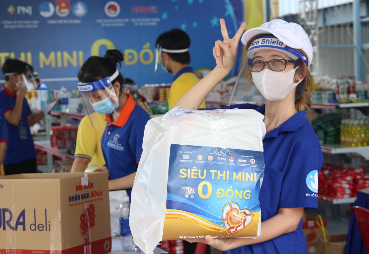 Bạn Tường An, tình nguyện viên vui mừng hoàn thành đơn hàng. Chương trình sẽ kết thúc vào ngày 17/7.