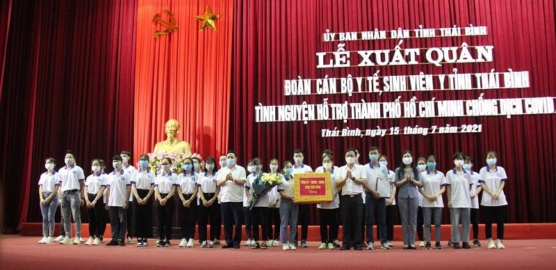 Lãnh đạo tỉnh, ngành Y tế và lãnh đạo trường Đại học Y dược Thái Bình trao quyết định của trường Y dược và tặng quà cho đoàn công tác