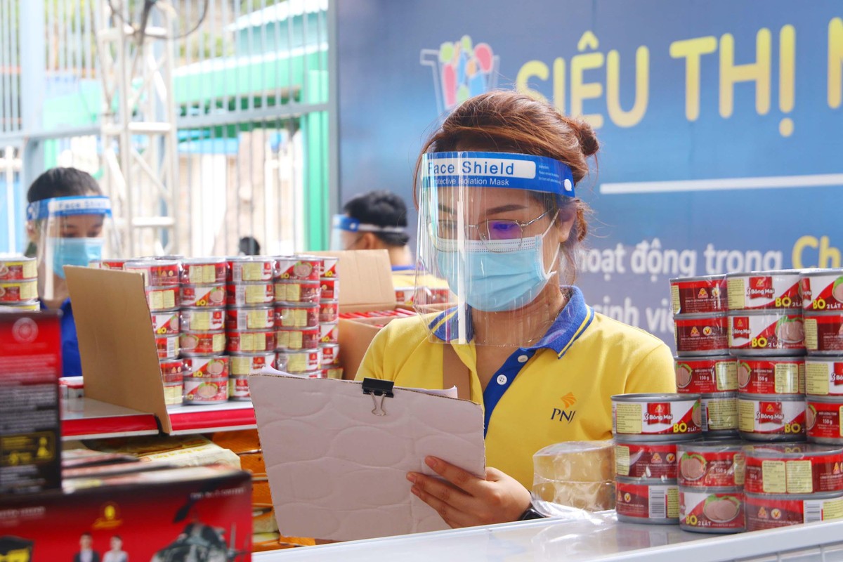 Lê Thị Mai Phương, nhân viên PNJ phụ trách khâu kiểm hàng, nếu hàng thiếu sẽ bổ sung ngay.